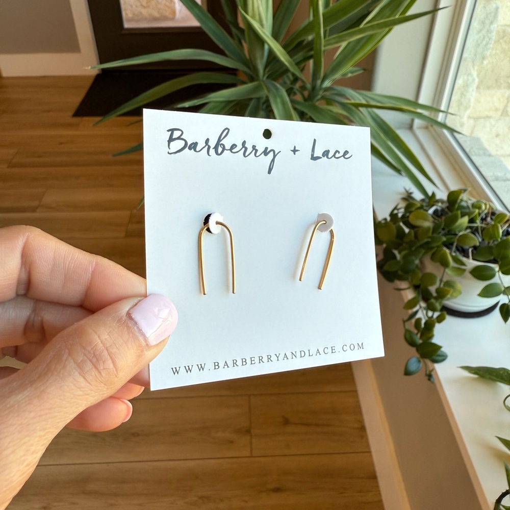 ๐ 2/$20 - Barberry & Lace Open Arc Earrings - Gold - Picture 3 of 7
